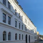 White House - First Floor Loft Apartament *