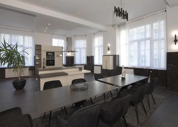 White House - First Floor Loft شقة ميرانه